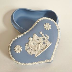 🔻🔻🔻Wedgwood jasperware heart trinket hox